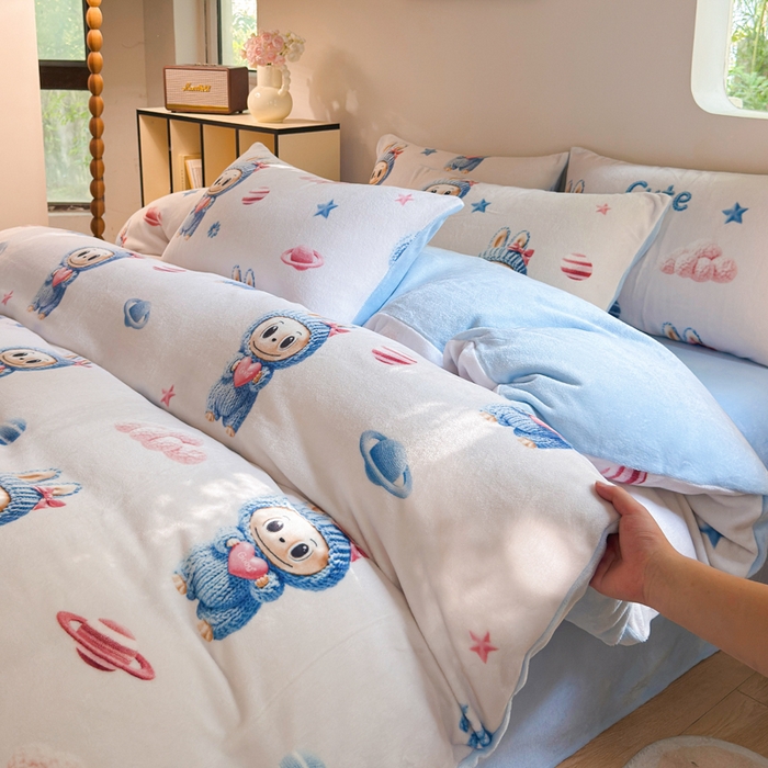 91家纺网 家纺一手货源 找家纺 王朝国际 2026新款高克重牛奶绒印花四件套 蓝色精灵