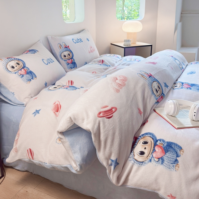 91家纺网 家纺一手货源 找家纺 王朝国际 2026新款高克重牛奶绒印花四件套 蓝色精灵