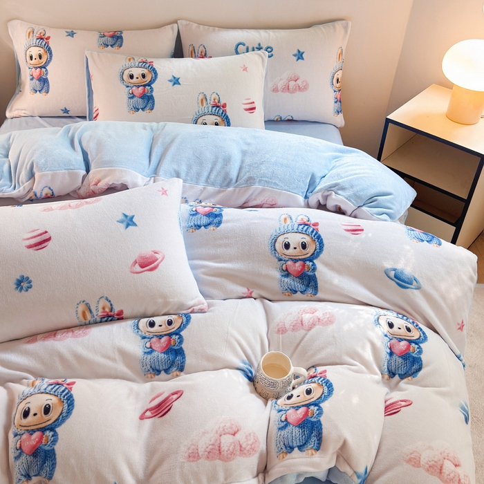 91家纺网 家纺一手货源 找家纺 王朝国际 2026新款高克重牛奶绒印花四件套 蓝色精灵