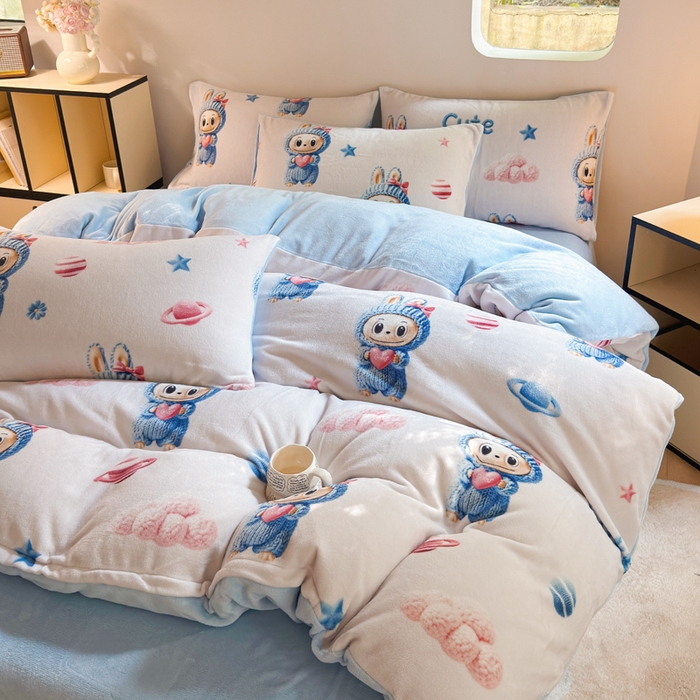 91家纺网 家纺一手货源 找家纺 王朝国际 2026新款高克重牛奶绒印花四件套 蓝色精灵