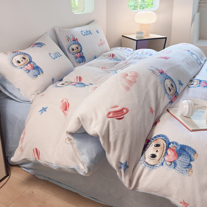 91家纺网 家纺一手货源 找家纺 王朝国际 2026新款高克重牛奶绒印花四件套 蓝色精灵