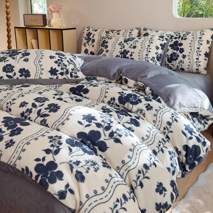 91家纺网 家纺一手货源 找家纺 王朝国际 2026新款高克重牛奶绒印花四件套 青花瓷