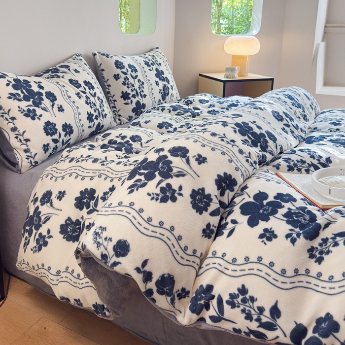 91家纺网 家纺一手货源 找家纺 王朝国际 2026新款高克重牛奶绒印花四件套 青花瓷