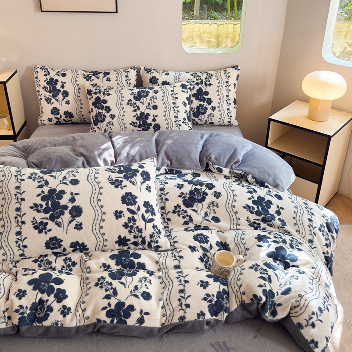 91家纺网 家纺一手货源 找家纺 王朝国际 2026新款高克重牛奶绒印花四件套 青花瓷