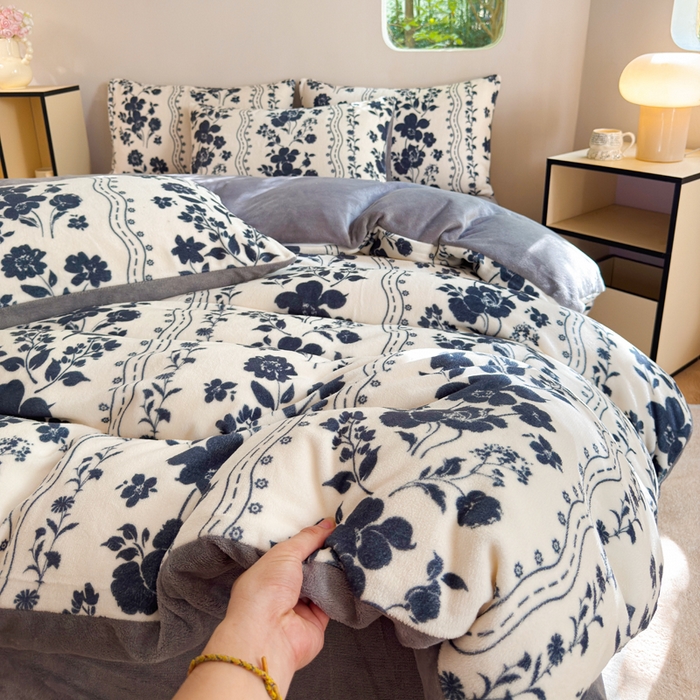 91家纺网 家纺一手货源 找家纺 王朝国际 2026新款高克重牛奶绒印花四件套 青花瓷