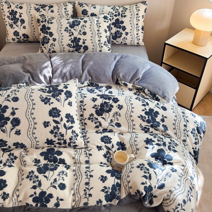 91家纺网 家纺一手货源 找家纺 王朝国际 2026新款高克重牛奶绒印花四件套 青花瓷