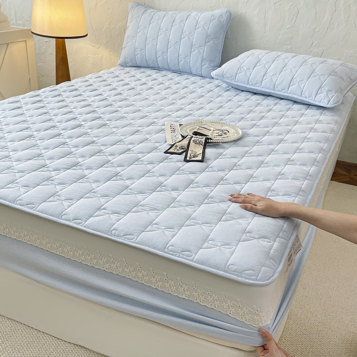 91家纺网 家纺一手货源 找家纺 豪选家纺 2025新款纯棉花边夹棉棉花床笠 花边床笠-湖蓝澄澈