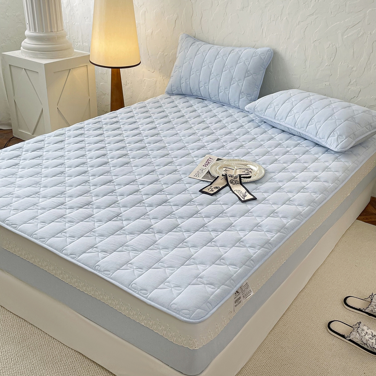 91家纺网 家纺一手货源 找家纺 豪选家纺 2025新款纯棉花边夹棉棉花床笠 花边床笠-湖蓝澄澈