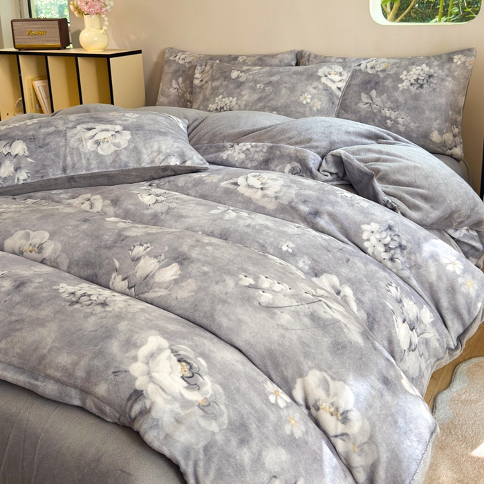 91家纺网 家纺一手货源 找家纺 王朝国际 2026新款高克重牛奶绒印花四件套 水墨灰