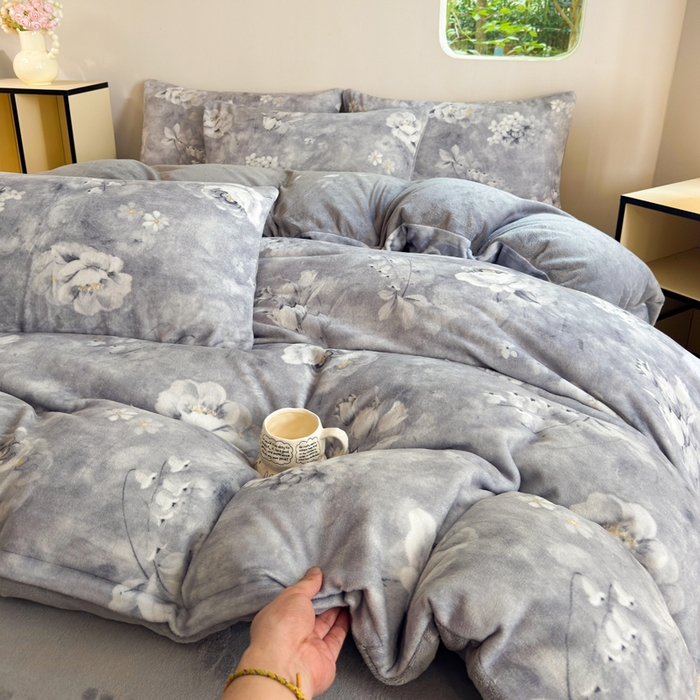 91家纺网 家纺一手货源 找家纺 王朝国际 2026新款高克重牛奶绒印花四件套 水墨灰