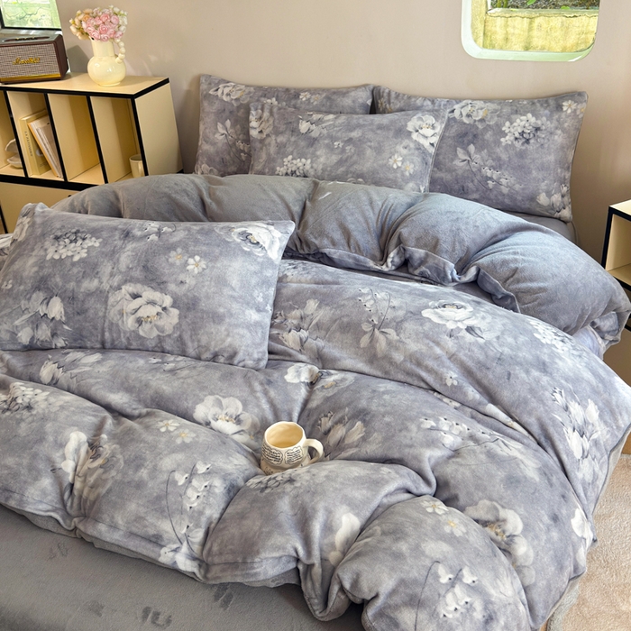 91家纺网 家纺一手货源 找家纺 王朝国际 2026新款高克重牛奶绒印花四件套 水墨灰