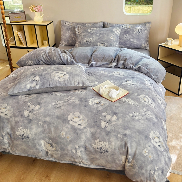 91家纺网 家纺一手货源 找家纺 王朝国际 2026新款高克重牛奶绒印花四件套 水墨灰