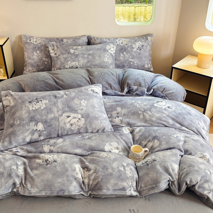 91家纺网 家纺一手货源 找家纺 王朝国际 2026新款高克重牛奶绒印花四件套 水墨灰