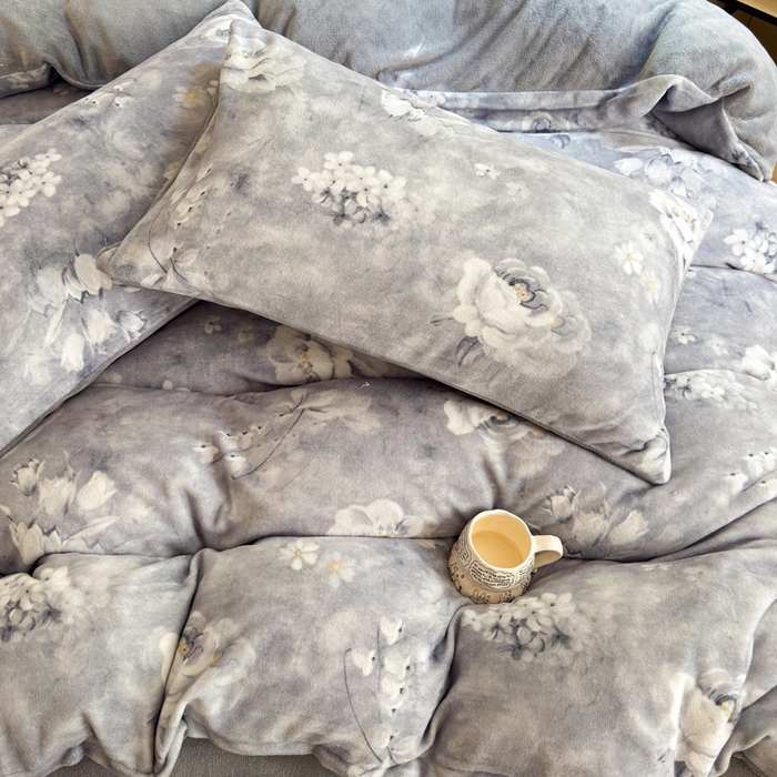 91家纺网 家纺一手货源 找家纺 王朝国际 2026新款高克重牛奶绒印花四件套 水墨灰