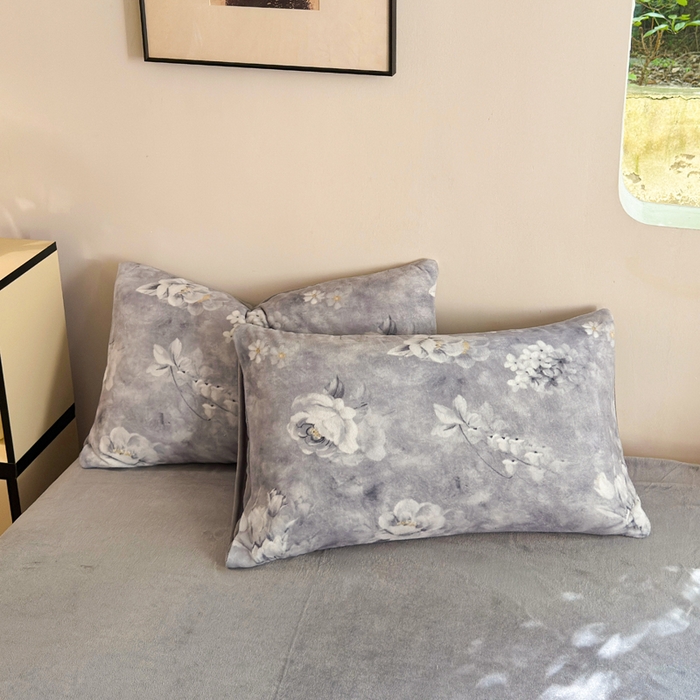 91家纺网 家纺一手货源 找家纺 王朝国际 2026新款高克重牛奶绒印花四件套 水墨灰