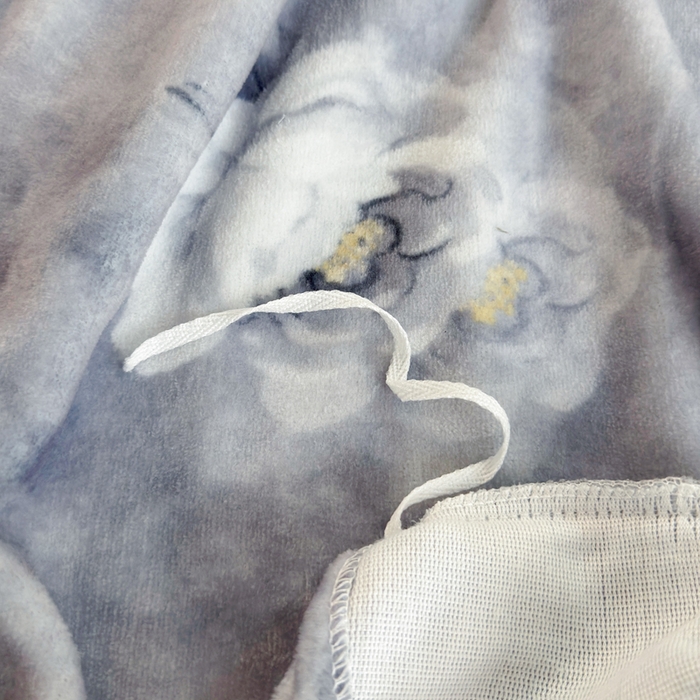 91家纺网 家纺一手货源 找家纺 王朝国际 2026新款高克重牛奶绒印花四件套 水墨灰