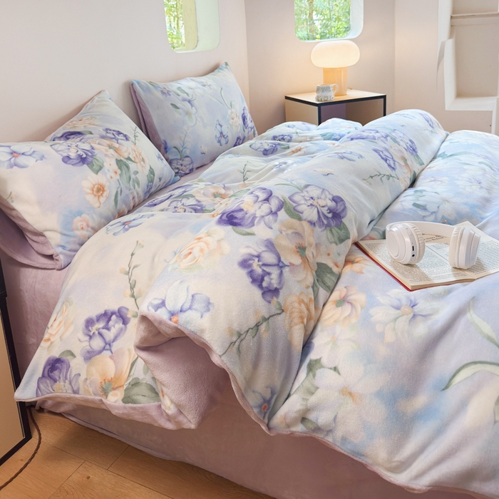 91家纺网 家纺一手货源 找家纺 王朝国际 2025新款高克重牛奶绒印花四件套 紫霞仙子