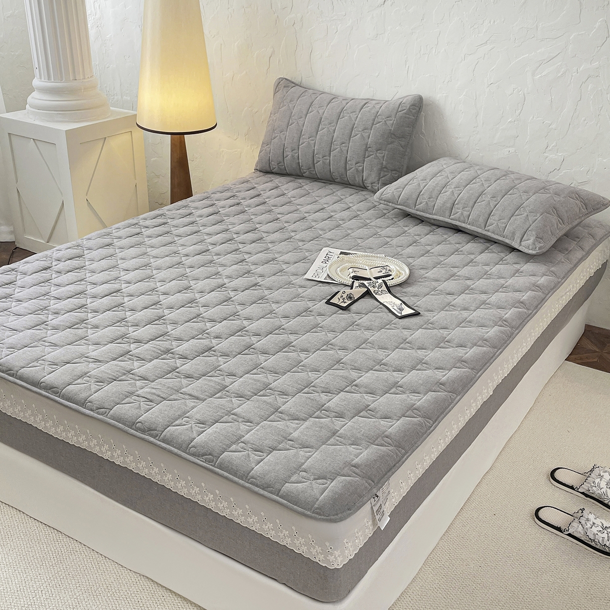 91家纺网 家纺一手货源 找家纺 豪选家纺 2025新款纯棉花边夹棉棉花床笠 花边床笠-晨曦灰韵