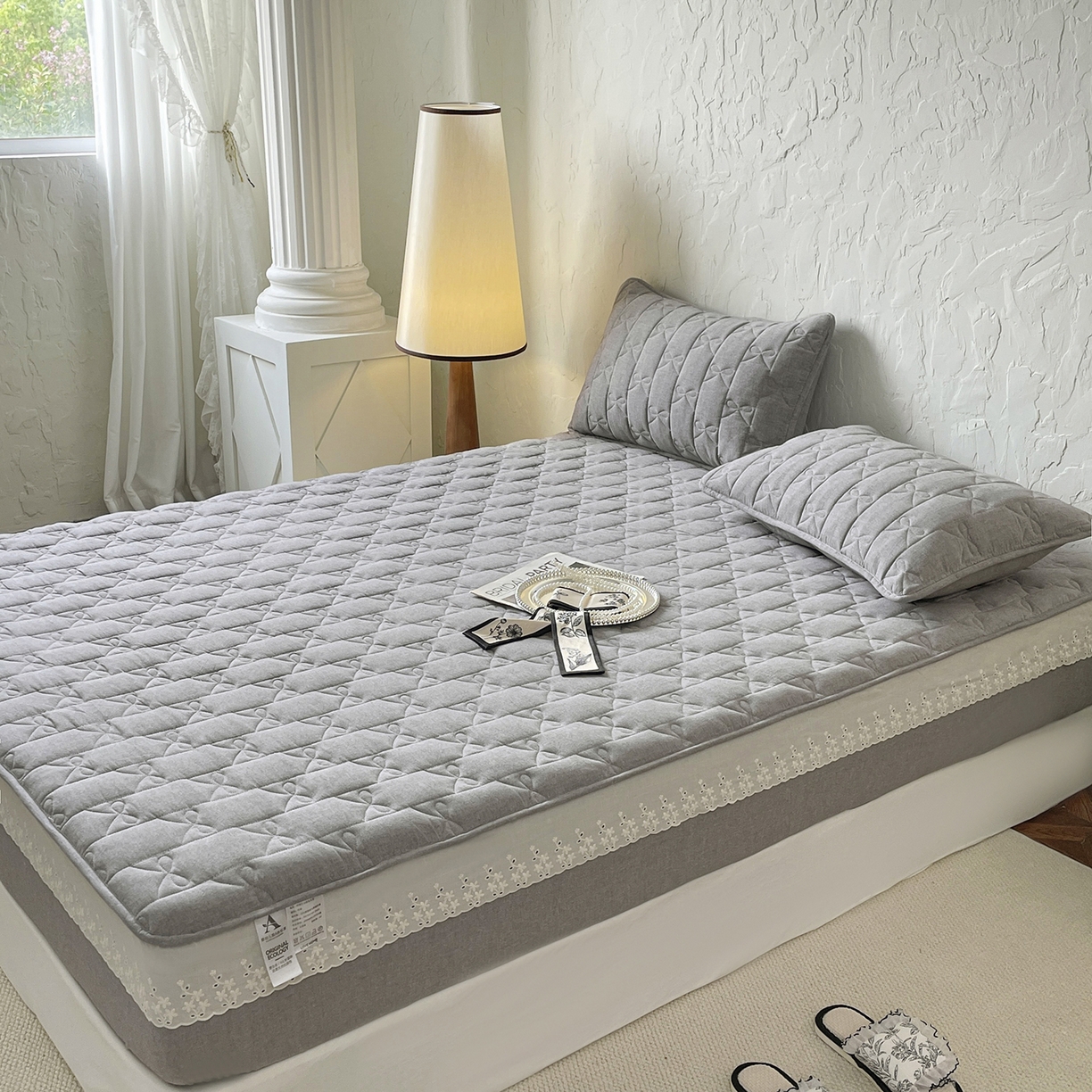 91家纺网 家纺一手货源 找家纺 豪选家纺 2025新款纯棉花边夹棉棉花床笠 花边床笠-晨曦灰韵