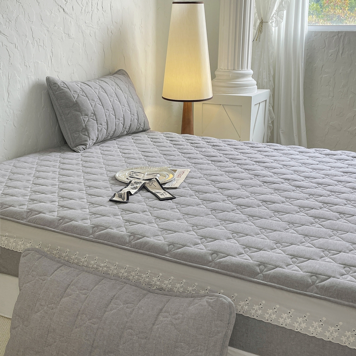 91家纺网 家纺一手货源 找家纺 豪选家纺 2025新款纯棉花边夹棉棉花床笠 花边床笠-晨曦灰韵