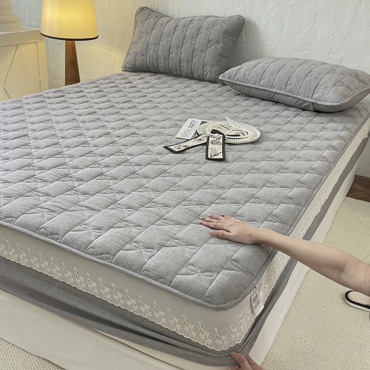 91家纺网 家纺一手货源 找家纺 豪选家纺 2025新款纯棉花边夹棉棉花床笠 花边床笠-晨曦灰韵