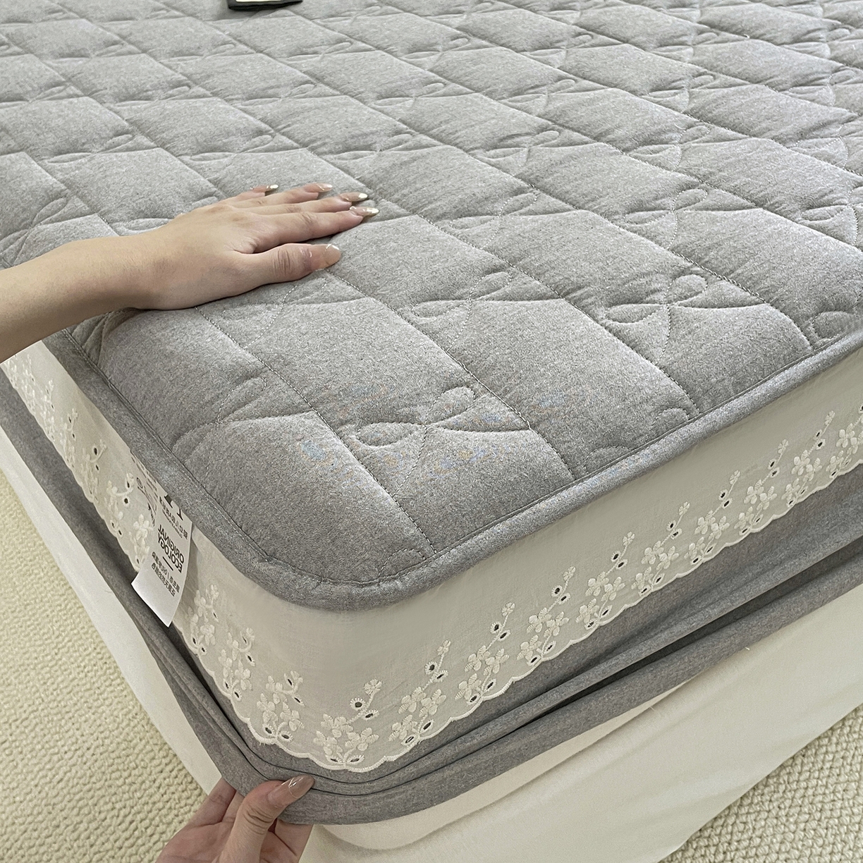 91家纺网 家纺一手货源 找家纺 豪选家纺 2025新款纯棉花边夹棉棉花床笠 花边床笠-晨曦灰韵