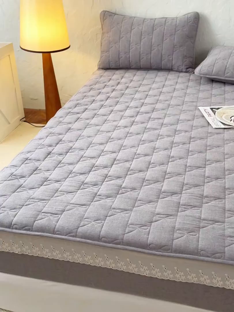 91家纺网 家纺一手货源 找家纺 豪选家纺 2025新款纯棉花边夹棉棉花床笠 花边床笠-晨曦灰韵