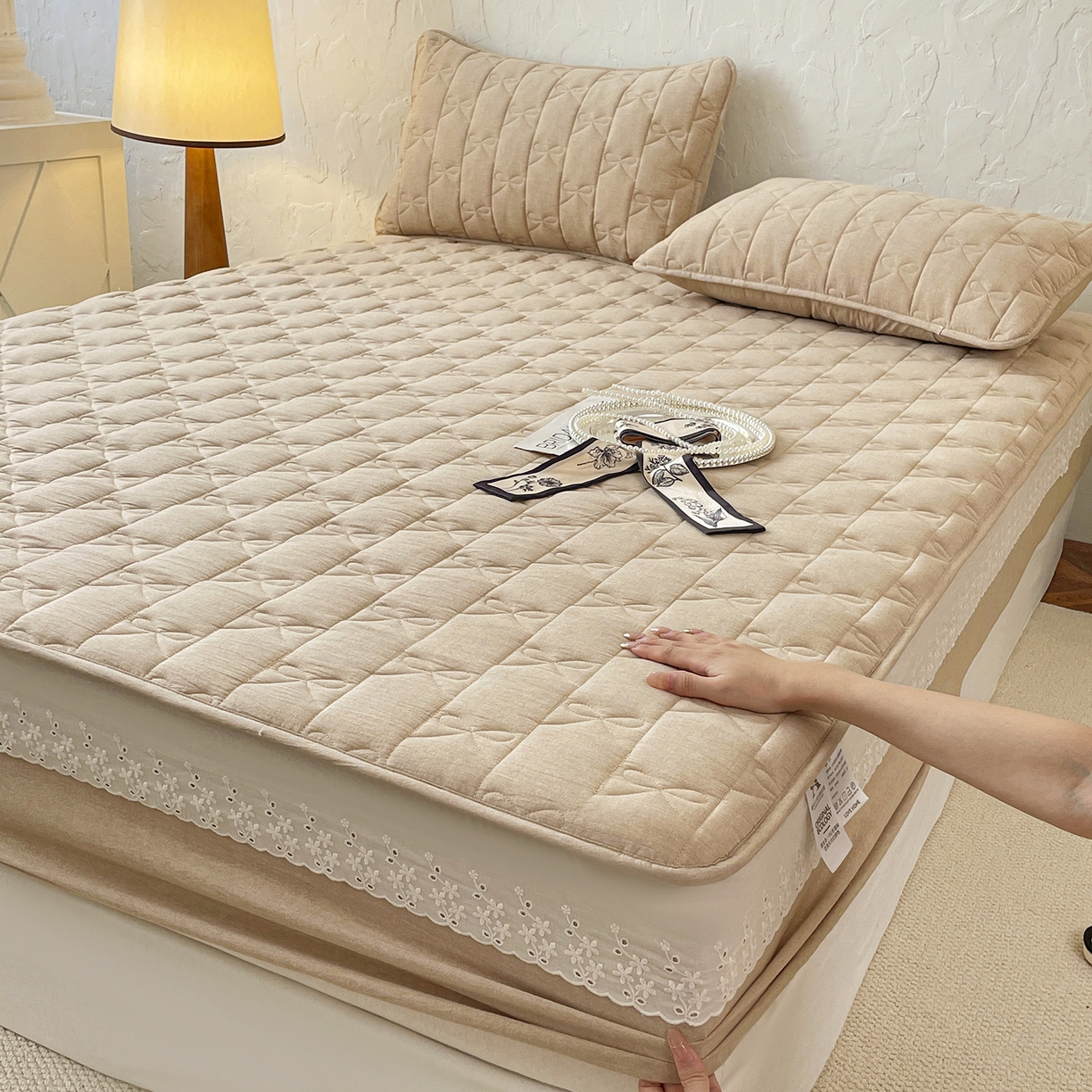 91家纺网 家纺一手货源 找家纺 豪选家纺 2025新款纯棉花边夹棉棉花床笠 花边床笠-典雅卡其