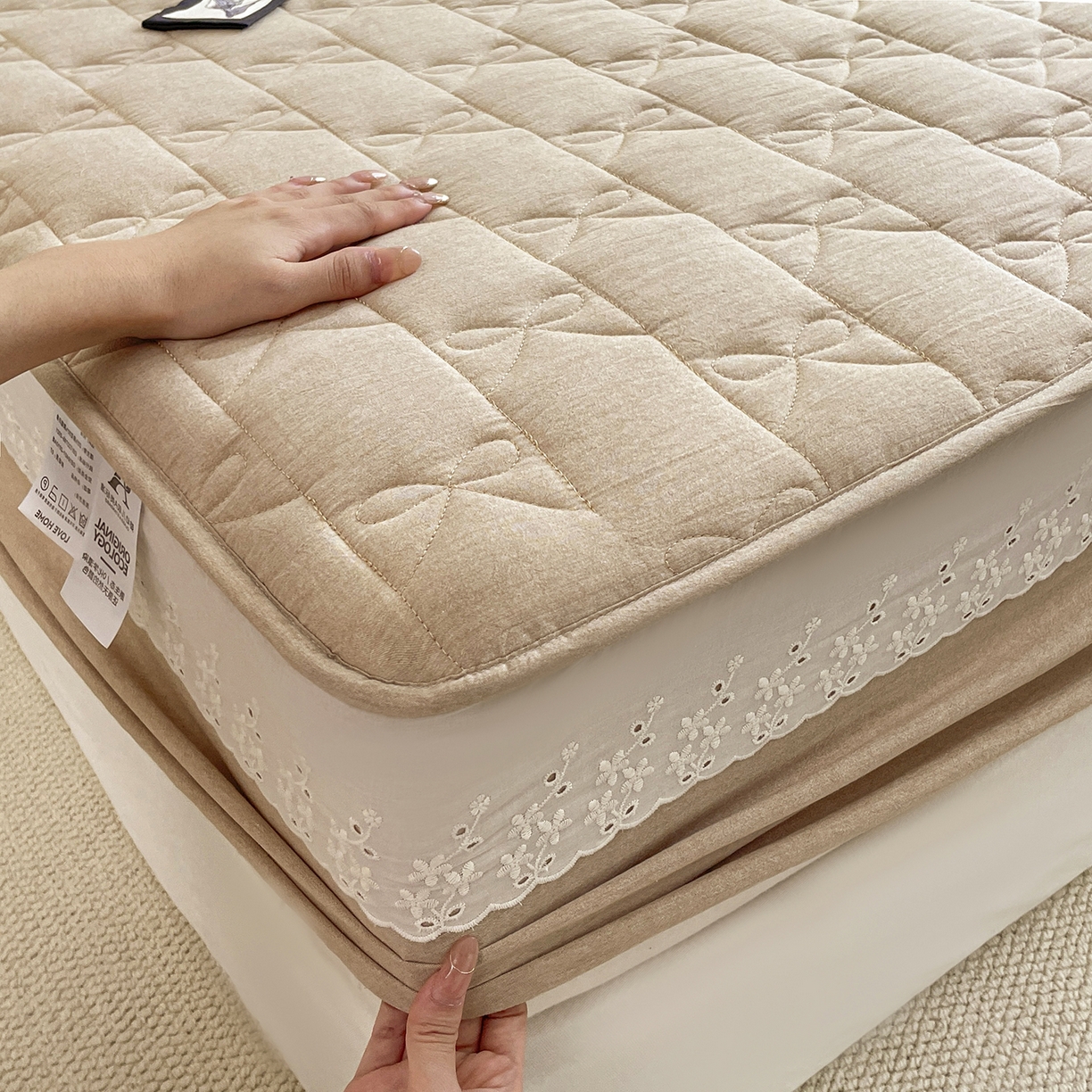 91家纺网 家纺一手货源 找家纺 豪选家纺 2025新款纯棉花边夹棉棉花床笠 花边床笠-典雅卡其