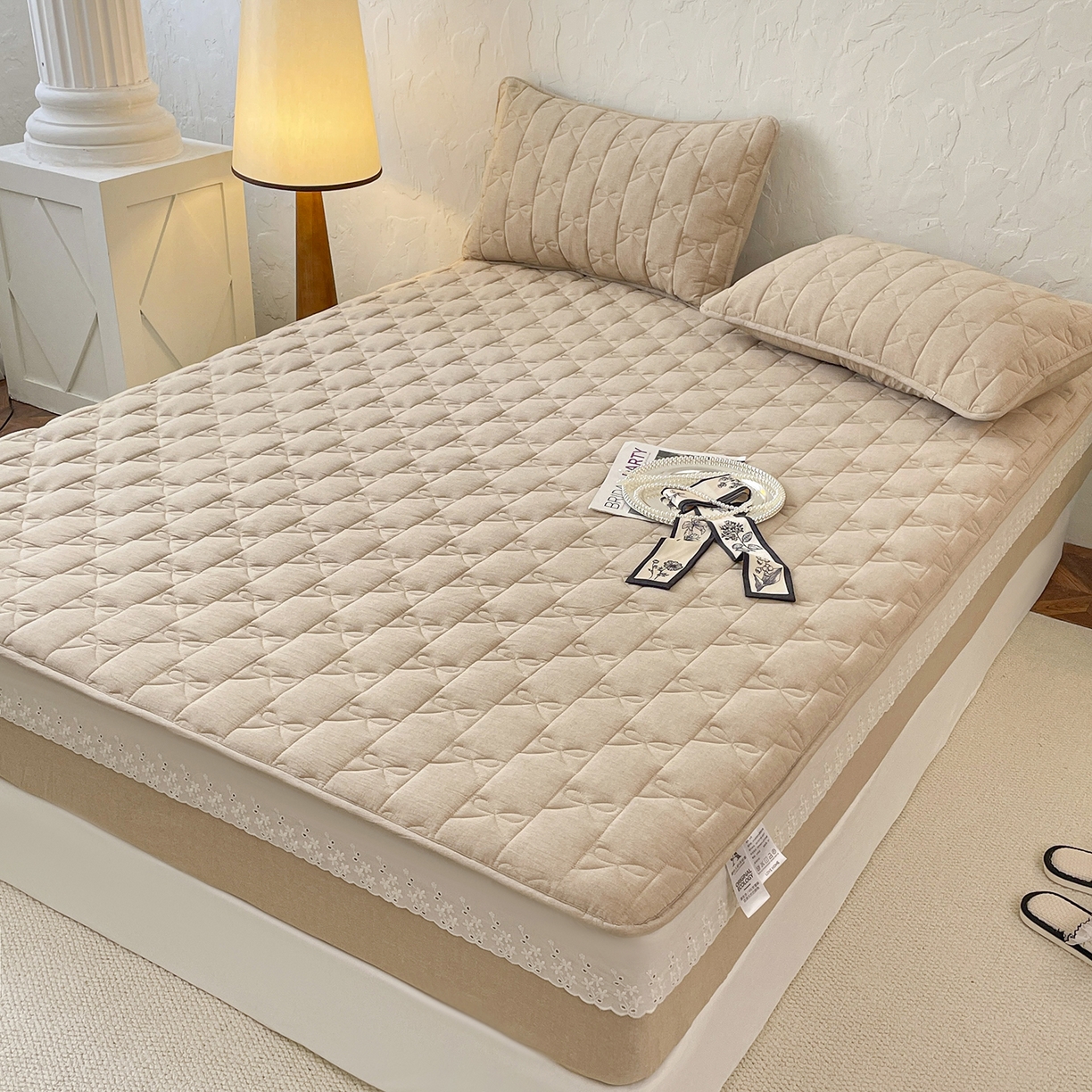 91家纺网 家纺一手货源 找家纺 豪选家纺 2025新款纯棉花边夹棉棉花床笠 花边床笠-典雅卡其