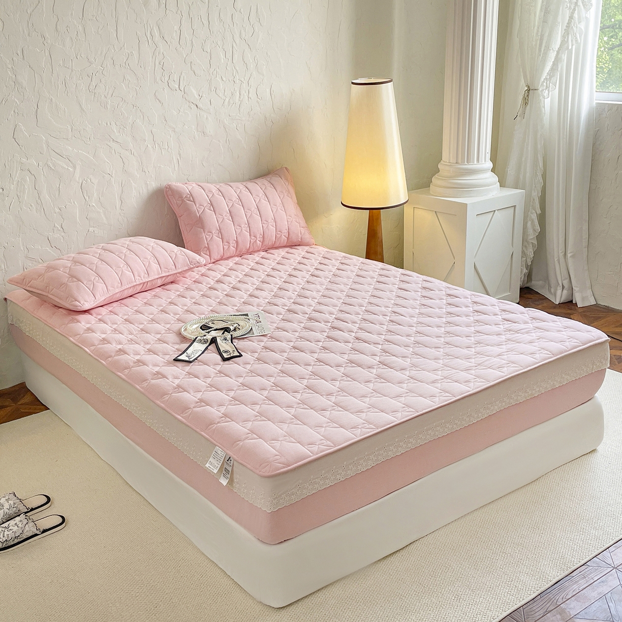 91家纺网 家纺一手货源 找家纺 豪选家纺 2025新款纯棉花边夹棉棉花床笠 花边床笠-粉黛墨香