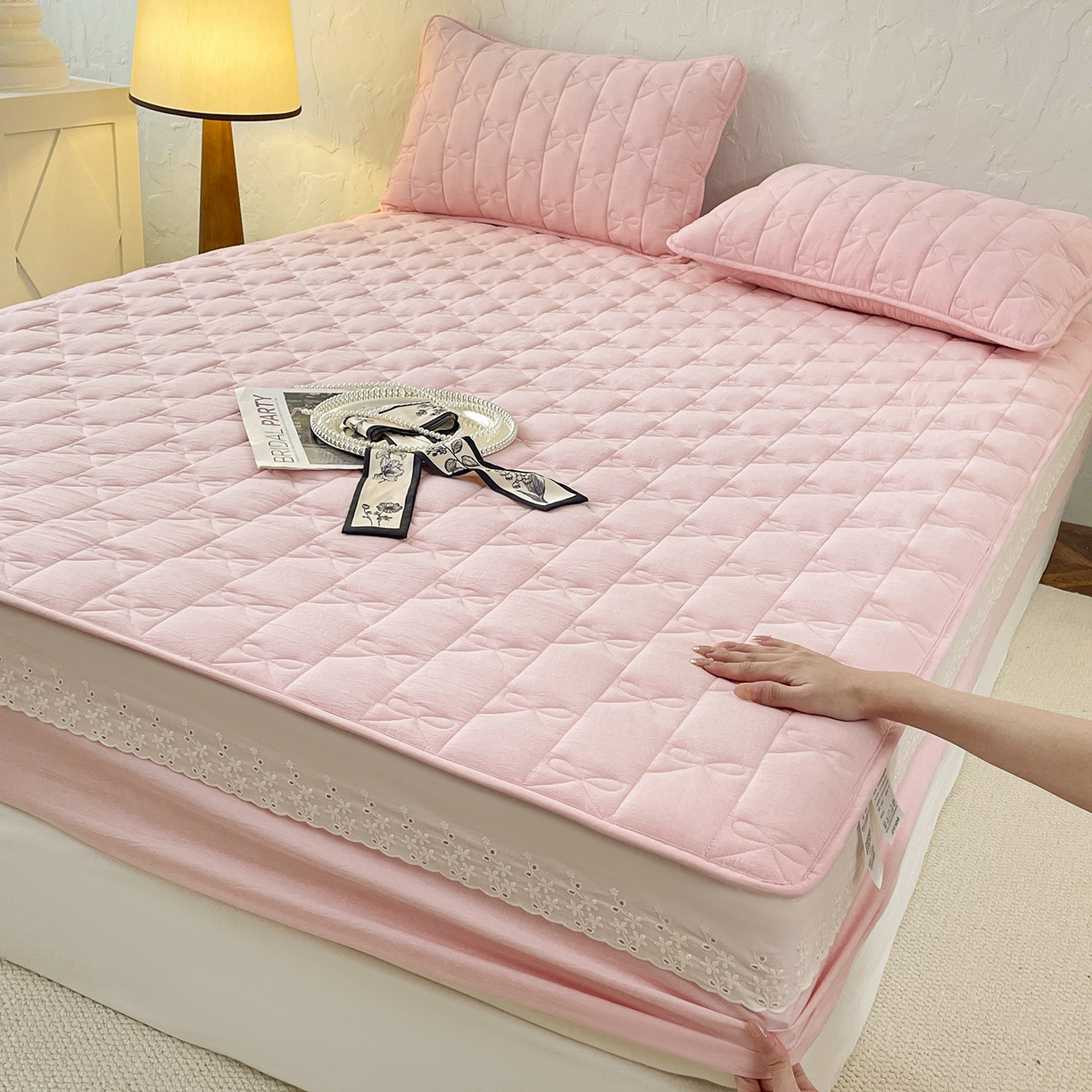 91家纺网 家纺一手货源 找家纺 豪选家纺 2025新款纯棉花边夹棉棉花床笠 花边床笠-粉黛墨香