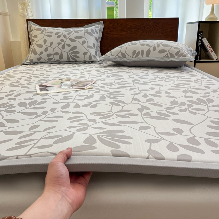 91家纺网 家纺一手货源 找家纺 宜代光年 2025新款冷凝丝提花凉席多功能地垫 凉感叶繁床垫-灰