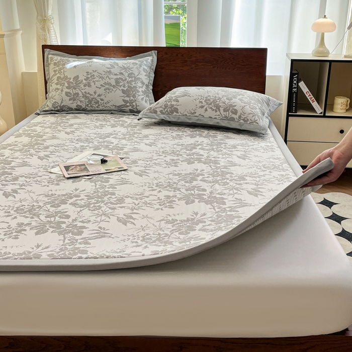 91家纺网 家纺一手货源 找家纺 宜代光年 2025新款冷凝丝提花凉席多功能地垫 凉感繁花床垫-灰