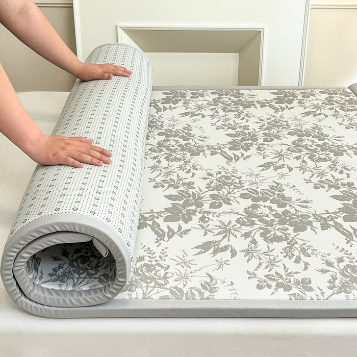 91家纺网 家纺一手货源 找家纺 宜代光年 2025新款冷凝丝提花凉席多功能地垫 凉感繁花床垫-灰