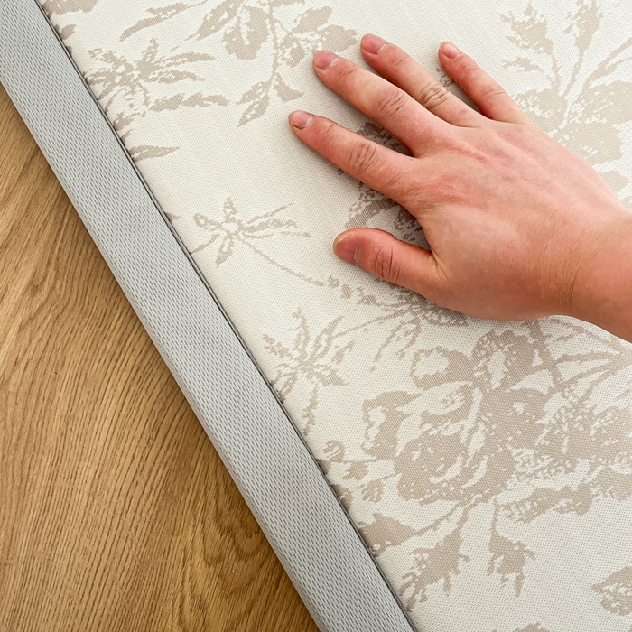 91家纺网 家纺一手货源 找家纺 宜代光年 2025新款冷凝丝提花凉席多功能地垫 凉感繁花床垫-咖