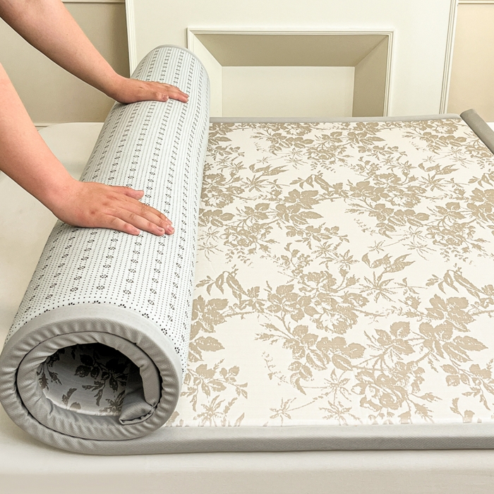 91家纺网 家纺一手货源 找家纺 宜代光年 2025新款冷凝丝提花凉席多功能地垫 凉感繁花床垫-咖