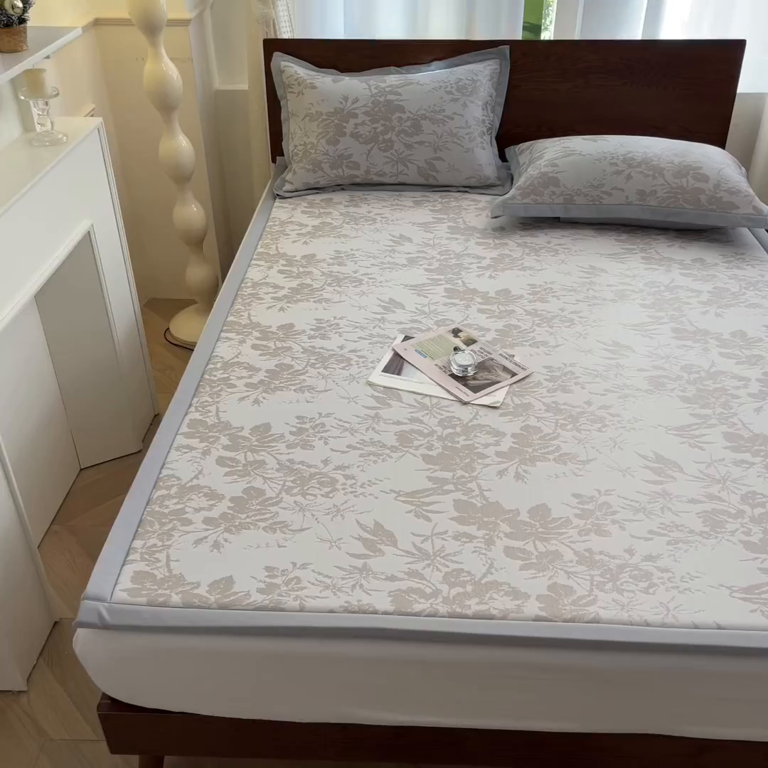 91家纺网 家纺一手货源 找家纺 宜代光年 2025新款冷凝丝提花凉席多功能地垫 凉感繁花床垫-咖