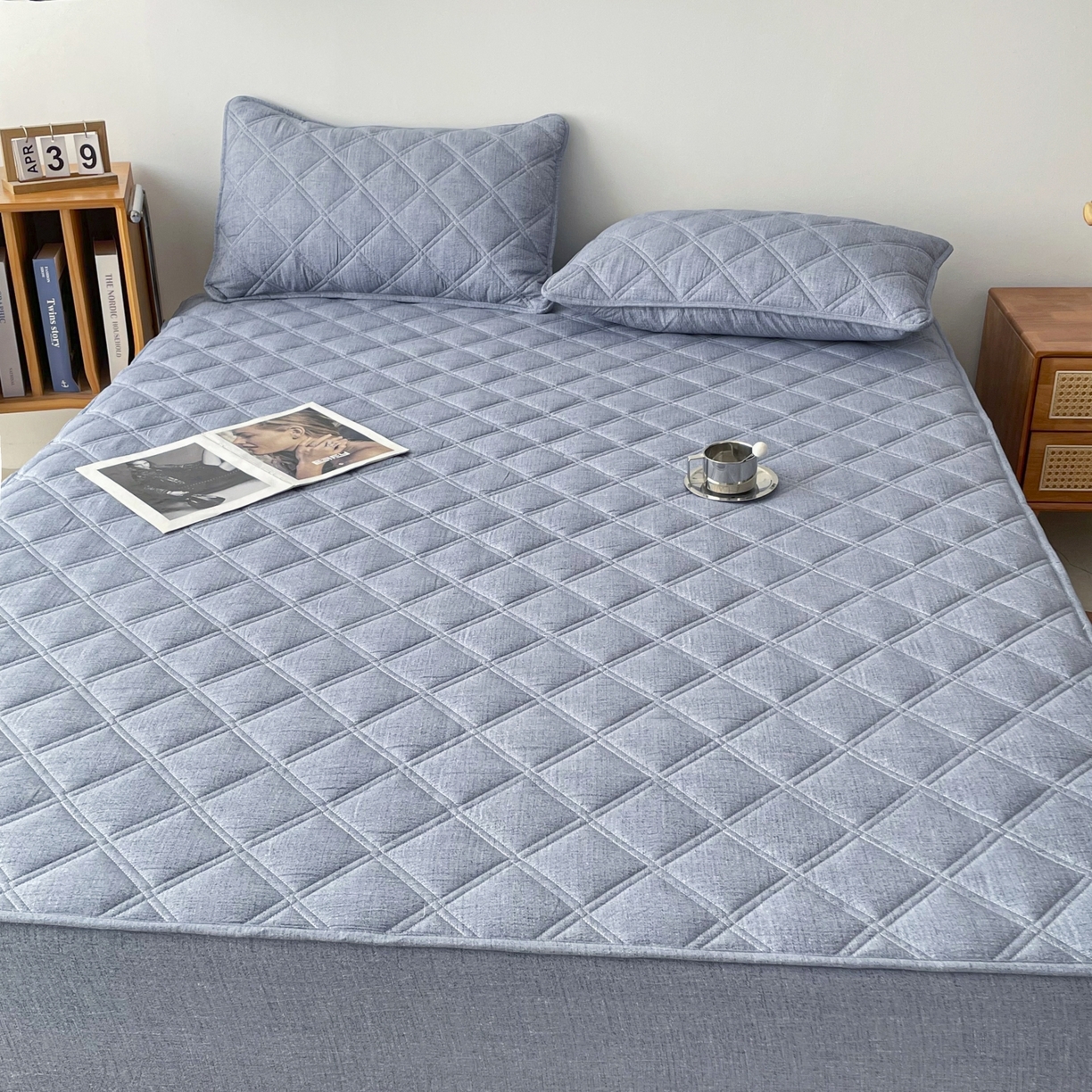 91家纺网 家纺一手货源 找家纺 豪选家纺 2025新款仿亚麻夹棉棉花床笠 水墨蓝