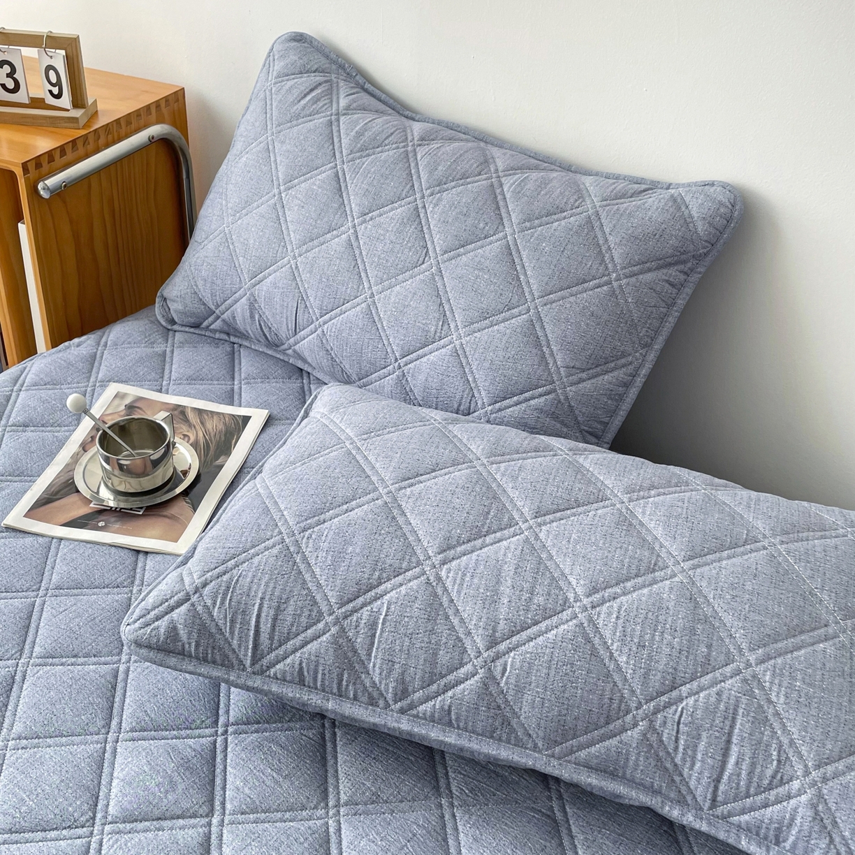 91家纺网 家纺一手货源 找家纺 豪选家纺 2025新款仿亚麻夹棉棉花床笠 水墨蓝