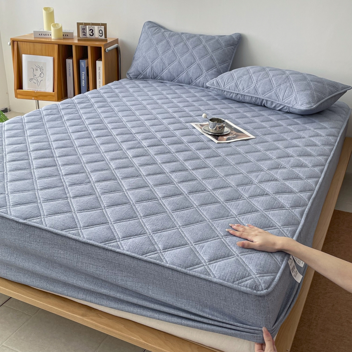 91家纺网 家纺一手货源 找家纺 豪选家纺 2025新款仿亚麻夹棉棉花床笠 水墨蓝