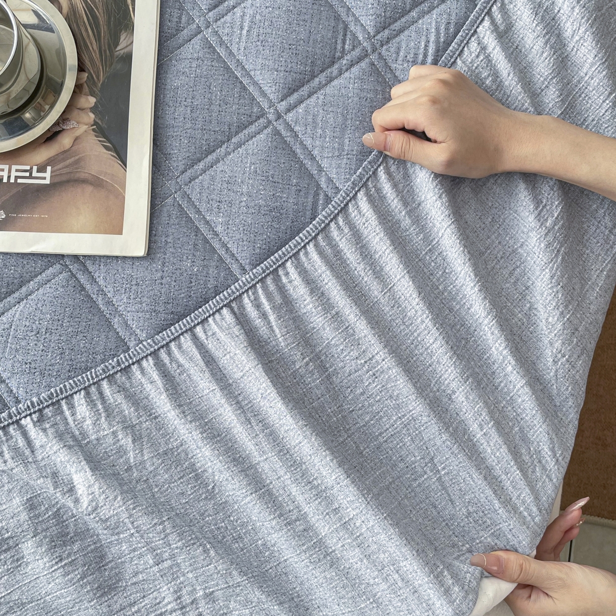 91家纺网 家纺一手货源 找家纺 豪选家纺 2025新款仿亚麻夹棉棉花床笠 水墨蓝