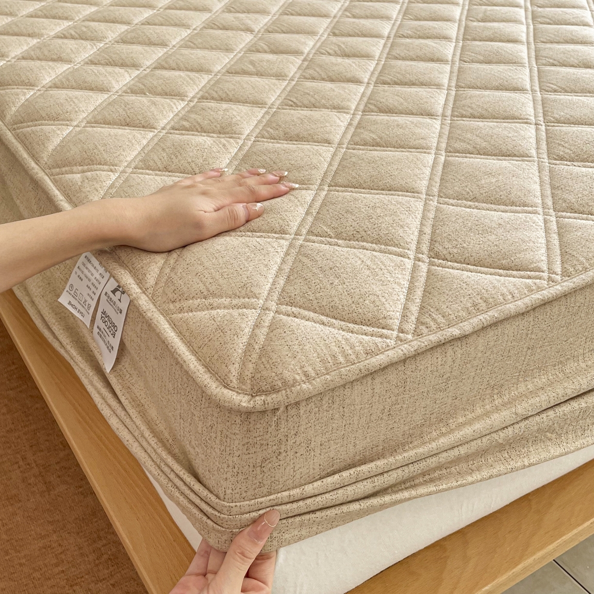 91家纺网 家纺一手货源 找家纺 豪选家纺 2025新款仿亚麻夹棉棉花床笠 卡其驼