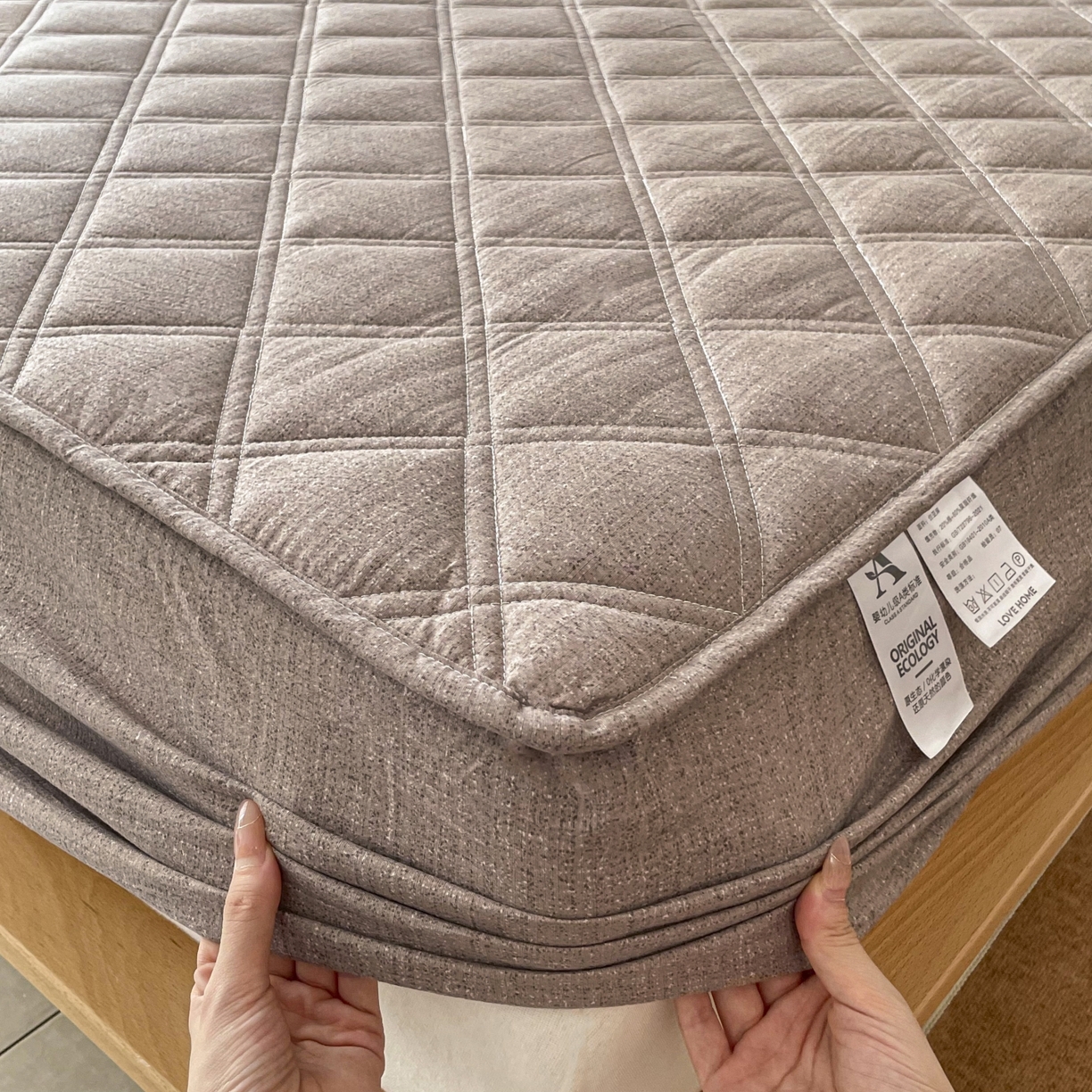 91家纺网 家纺一手货源 找家纺 豪选家纺 2025新款仿亚麻夹棉棉花床笠 丝雾棕