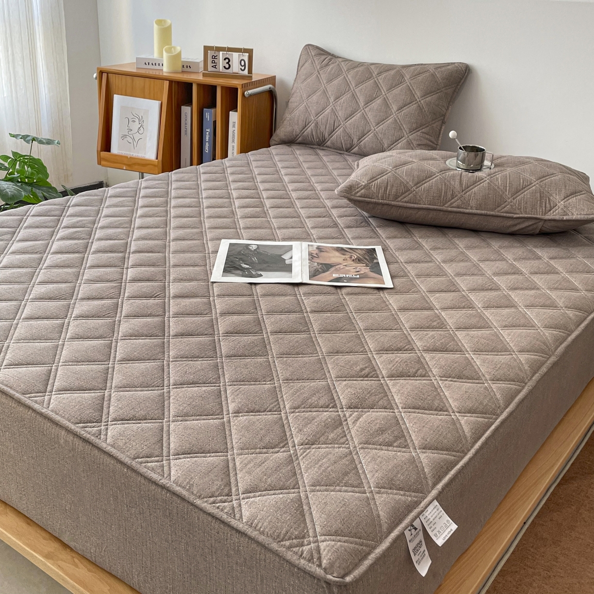 91家纺网 家纺一手货源 找家纺 豪选家纺 2025新款仿亚麻夹棉棉花床笠 丝雾棕