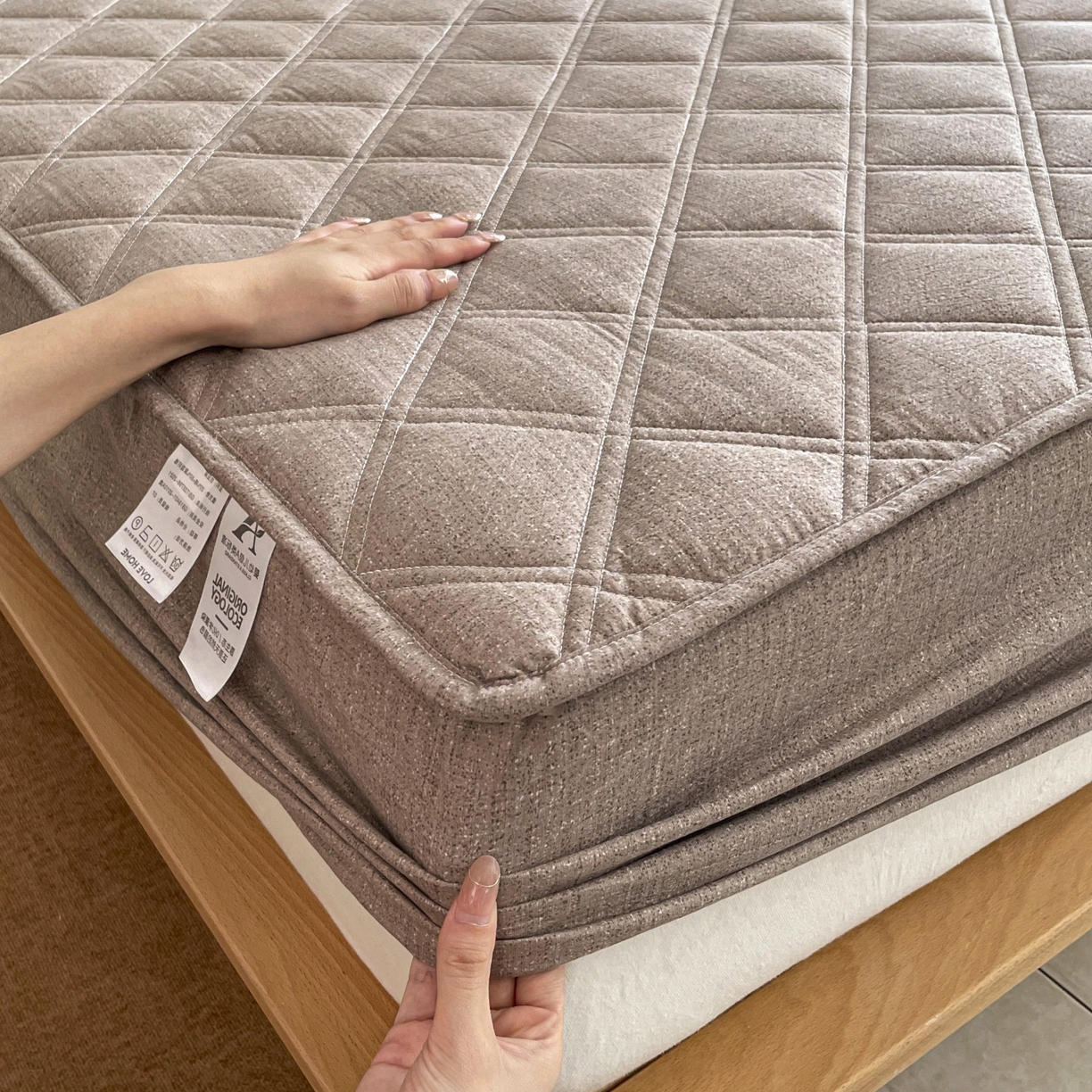 91家纺网 家纺一手货源 找家纺 豪选家纺 2025新款仿亚麻夹棉棉花床笠 丝雾棕