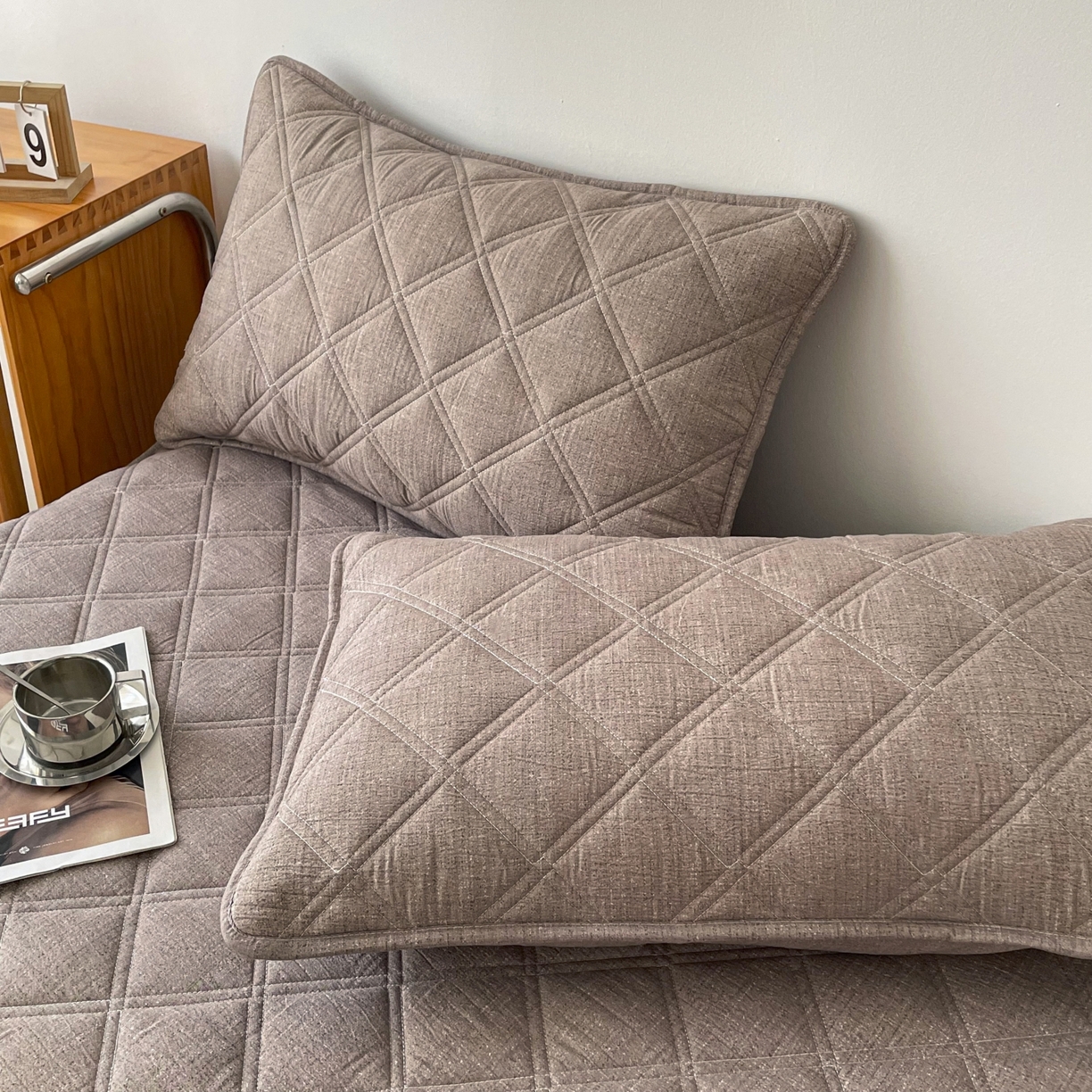 91家纺网 家纺一手货源 找家纺 豪选家纺 2025新款仿亚麻夹棉棉花床笠 丝雾棕