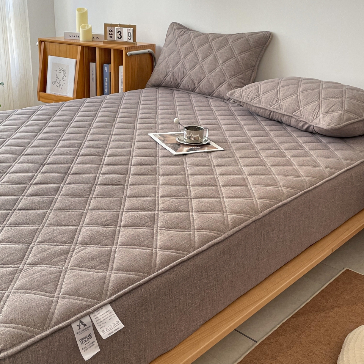 91家纺网 家纺一手货源 找家纺 豪选家纺 2025新款仿亚麻夹棉棉花床笠 丝雾棕