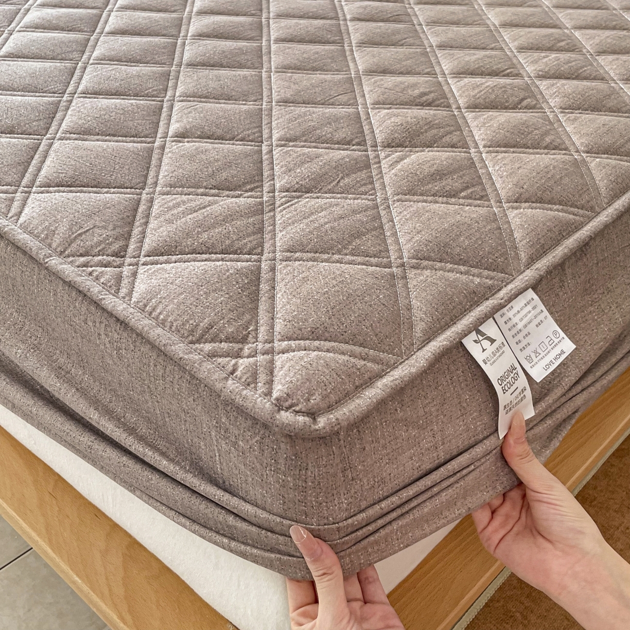 91家纺网 家纺一手货源 找家纺 豪选家纺 2025新款仿亚麻夹棉棉花床笠 丝雾棕