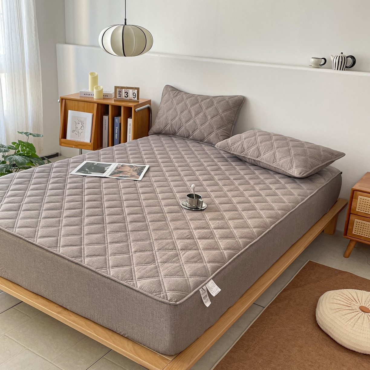 91家纺网 家纺一手货源 找家纺 豪选家纺 2025新款仿亚麻夹棉棉花床笠 丝雾棕